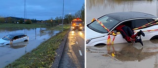 Bilderna: Bilen bärgas ur vattnet – efter trafikolyckan 