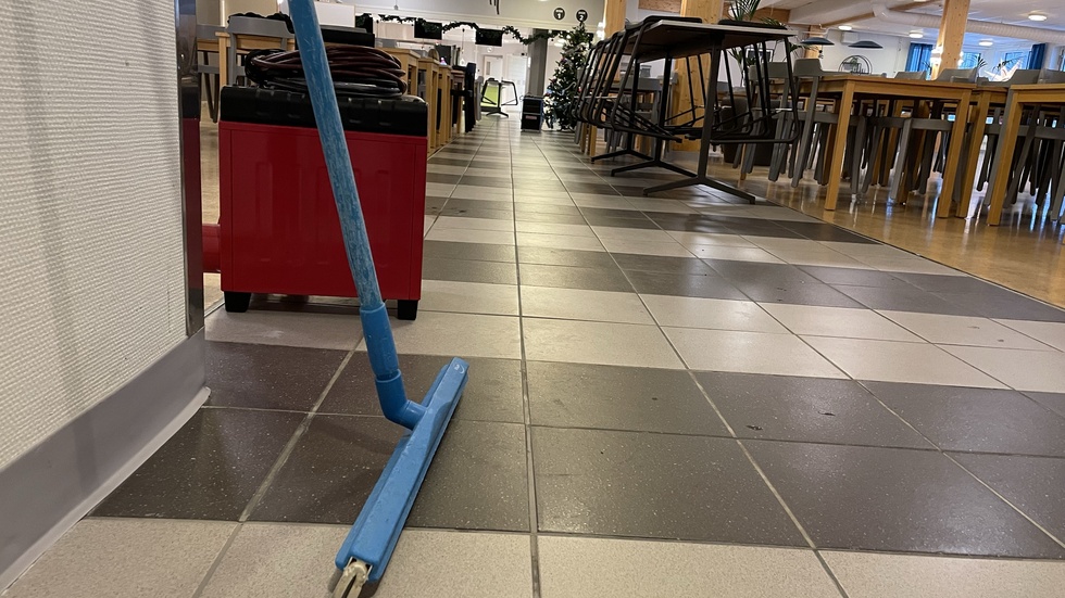 Hela golvet i matsalen var täckt av vatten.