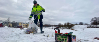 Städar efter andras nyårsfirande: "Inte lika mycket som i fjol"