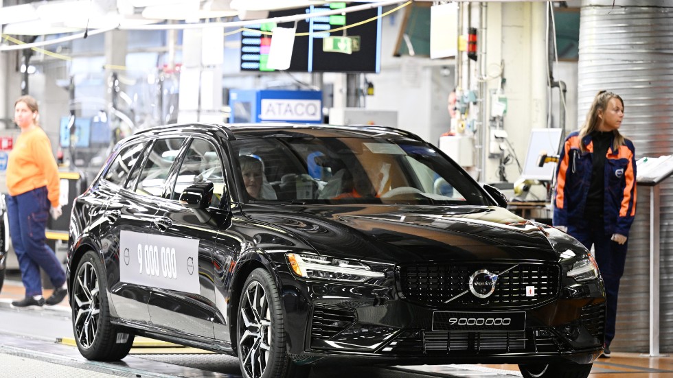 En Volvobil lämnar bandet. Arkivbild.