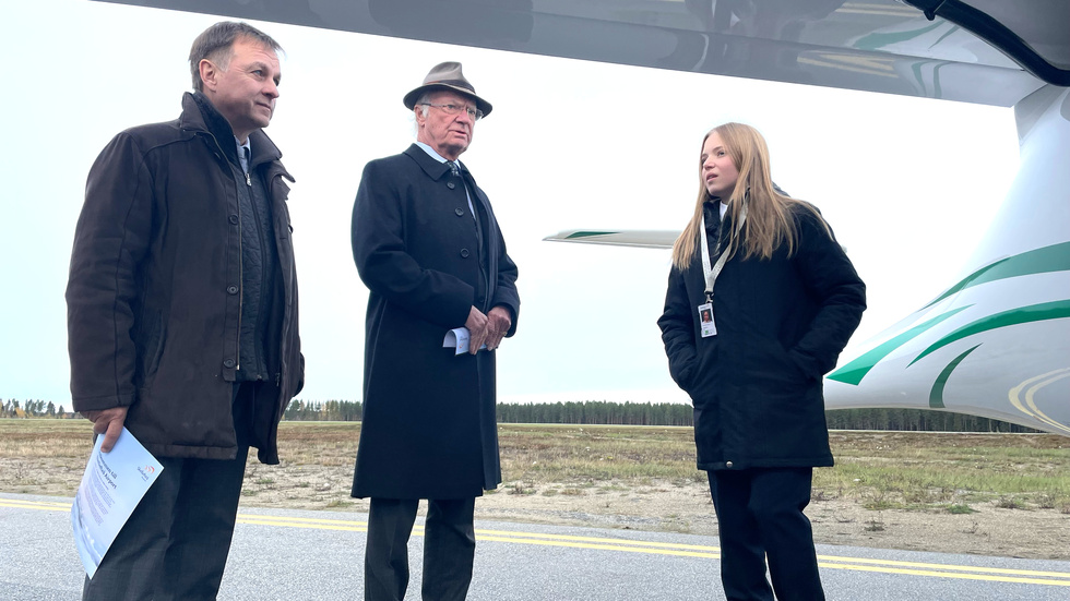Josephine Juhr från Tyskland visade kung Carl XVI Gustaf och kommunalrådet Lorents Burman (S) ett av elflygplanen.