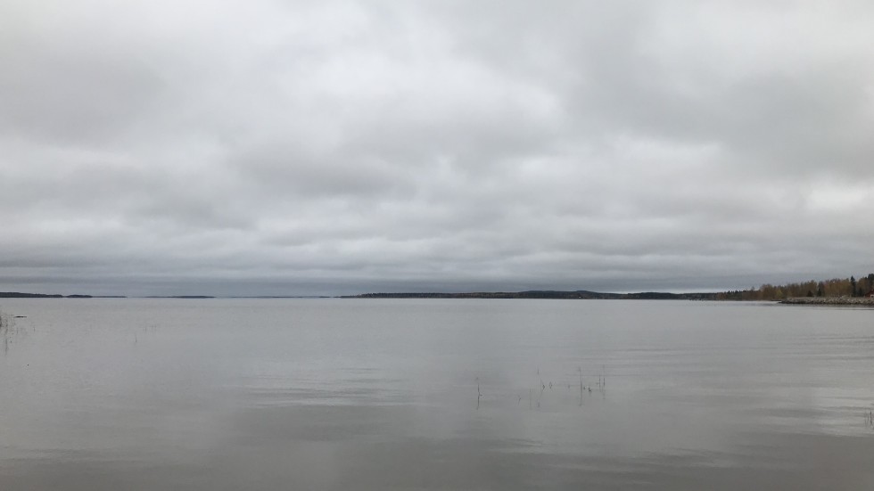 Storön ligger ett stenkast från Lill-ön där Kustbevakningen sökt hela förmiddagen.