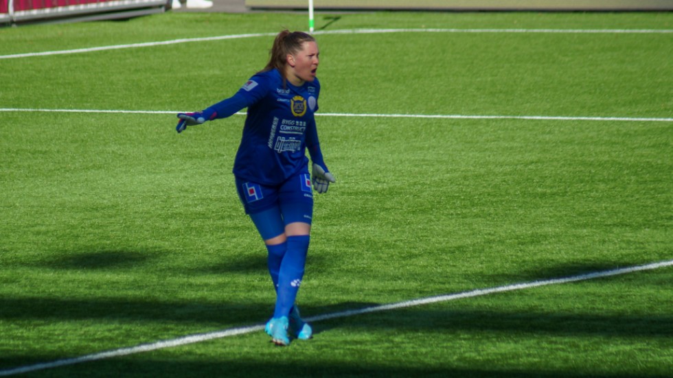 Caroline Forsgren i Uppsala fotbolls tröja. Nu väntar spel i Gusk
