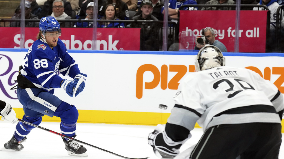 William Nylander gjorde poäng för nionde matchen i rad när hans Toronto förlorade mot Los Angeles.
