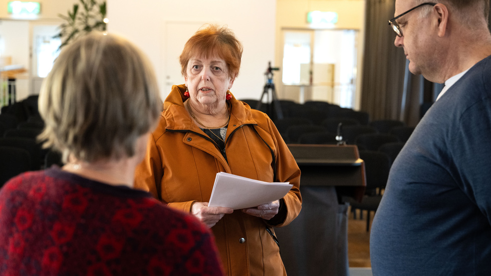 Under onsdagen överlämnade Monica Isaksson en protestlista till socialnämnden där drygt 1800 personer kräver att Piteå kommun beviljar dövblinda Evelina Lindberg personligt stöd. 