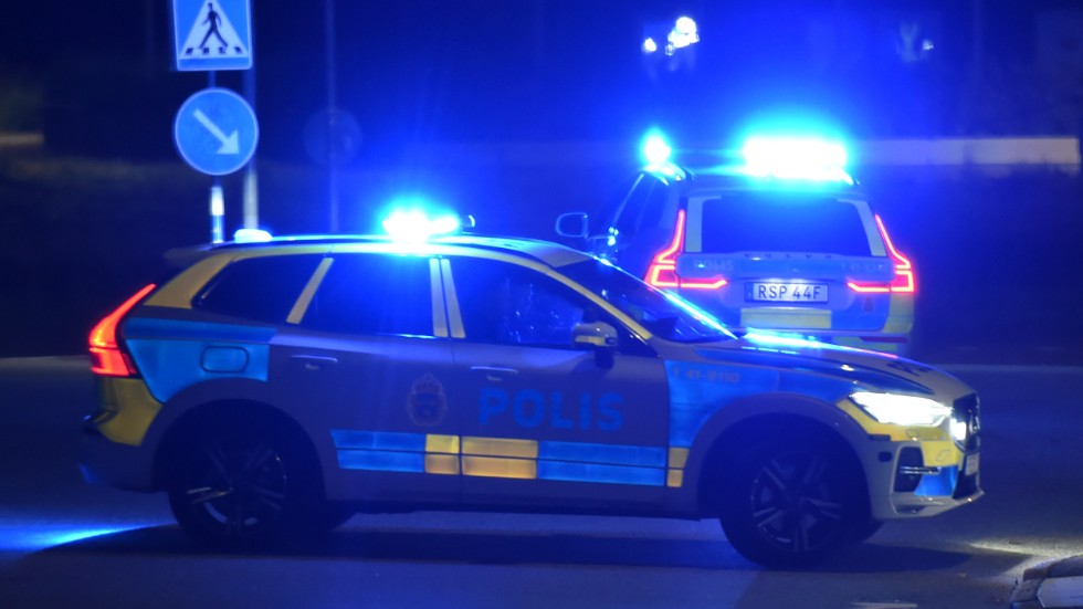 Polisbilar på plats efter detonationen vid en villa i Nyköping.