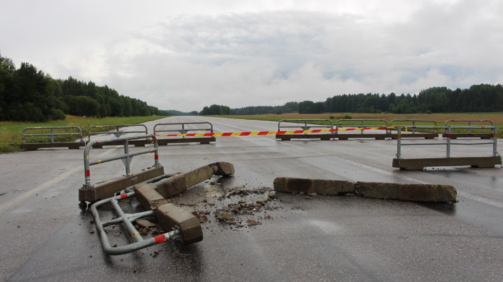 Mannen körde rätt in i betong och dödförklarades någon timme senare.