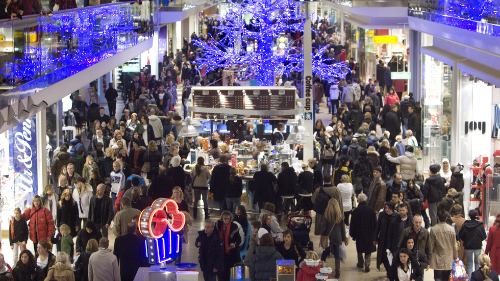 Att resa med flyg är ofta det största klimatutsläpp du kan göra som individ. Men vanlig shopping spelar också roll. Arkivbild.