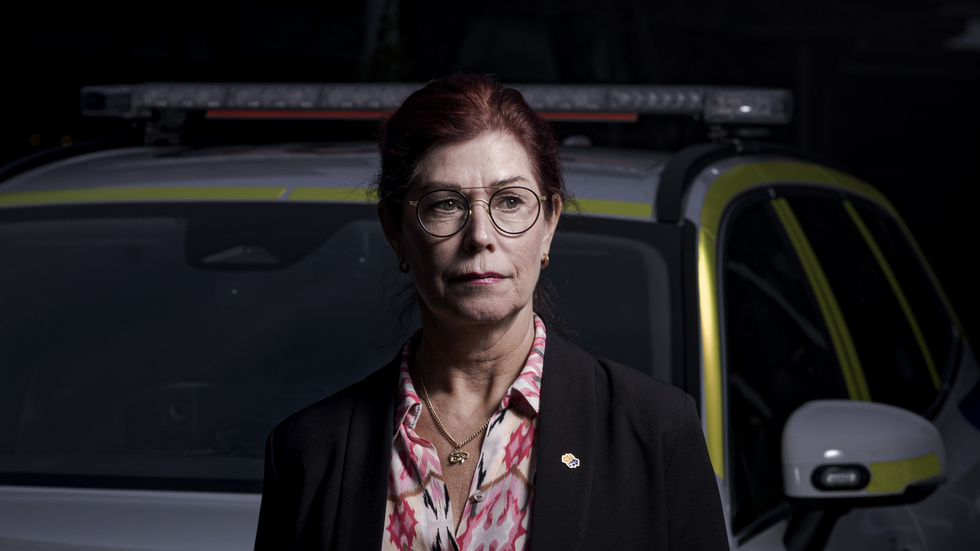 Polismyndigheten skulle kunna få loss minst 1|900 poliser på heltid om året om det anställdes fler civilanställda som avlastar poliserna från administrationen de i dag måste ägna sig åt, uppger Katharina von Sydow, ordförande i Polisförbundet.