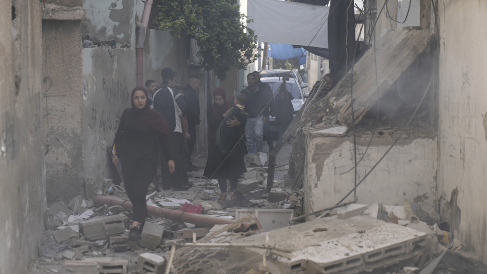 Palestinier bland bråte som blivit kvar efter en israelisk militäroperation i Jenin.