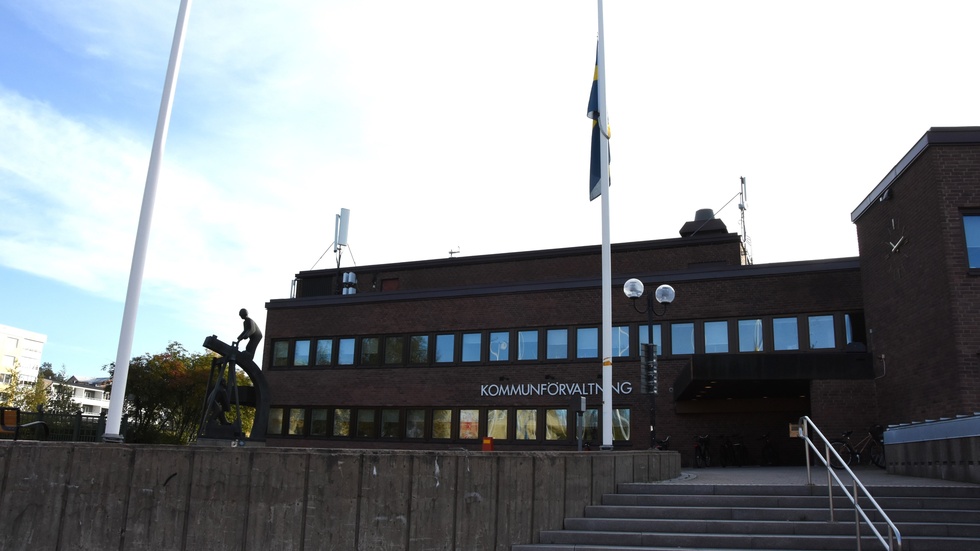 Flaggan vajar på halvstång utanför Kalix kommunhus för att hedra minnet av sin avlidna medarbetare Jim Kenning.