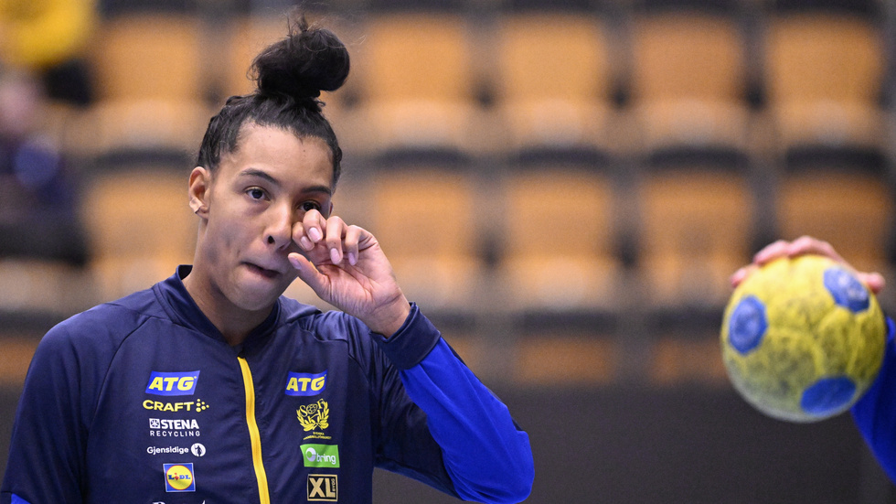 "Hon är ju en oskyldig människa i allt det här – hon blir lidande", säger den svenska handbollsstjärnan Jamina Roberts om att klubblagskamraten Anna Vjachireva inte får spela VM eftersom Ryssland är avstängt på grund av kriget i Ukraina.