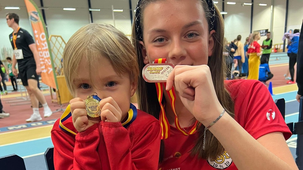 Den allra yngsta KSK:aren Calle Klingvall och Hilma Sevelin stoltserar med sina medaljer.