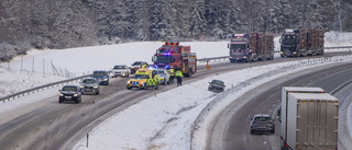 Fortsatt halt – en till sjukhus efter olycka på E4