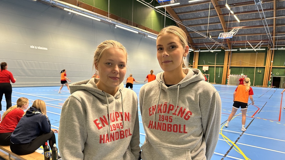 Elsa Wiklund och Lovisa Skagerlind, en på väg att knäopereras och en som just har gjort det.