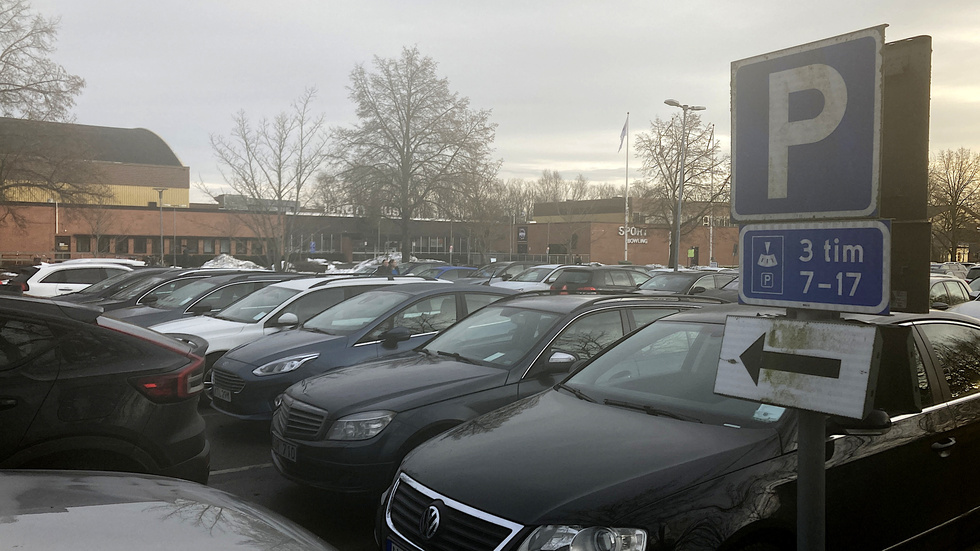 Idrottshusets parkering närmast Westerlundska gymnasiet fylls på med bilar.