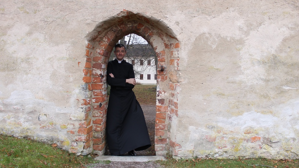 Efter 20 år i Gävle har Daniel Andrén flyttat till platsen han drömt om sedan han var i tonåren, Vadstena. "Jag måste nästan nypa mig för att förstå att det är sant", säger han om att bli kyrkoherde med Klosterkyrkan som arbetsplats.
