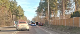 Långa köer efter trafikolycka med tre bilar