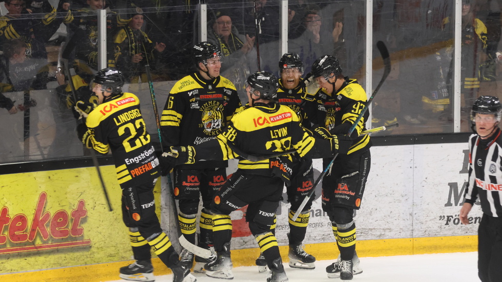 Jakob Karlsson jublar tillsammans med lagkamraterna efter Hugo Ollilas avgörande mål mot Tingsryd.