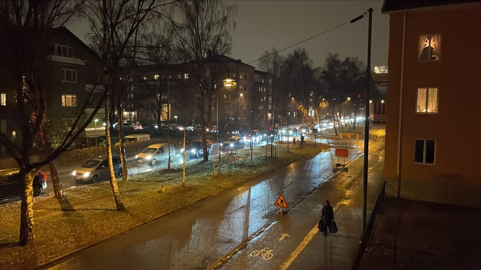 Att S:t Olofsgatan och S:t Persgatan är avstängda gör att framkomligheten på Vaksalagatan försvåras enormt. Det menar insändarskribenten.