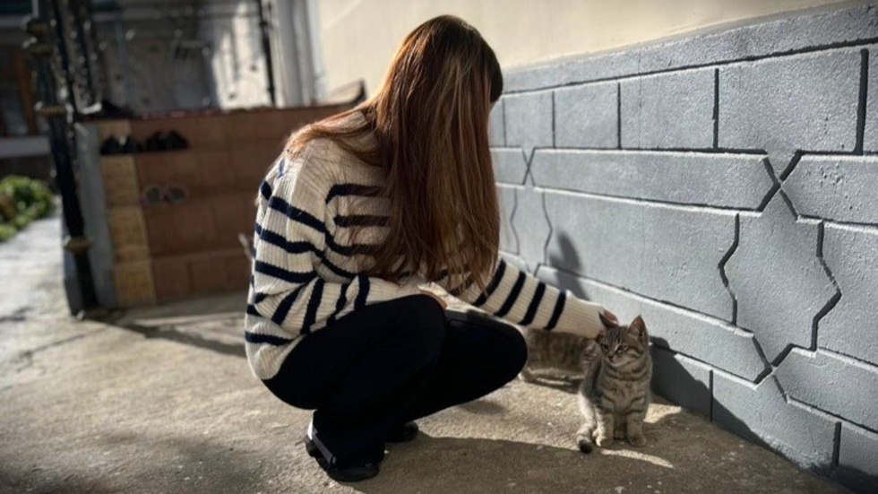 Att träffa morföräldrarna och att bo i ett hus är det enda bra med Uzbekistan, tycker Saliha Umarova. Här klappar hon morföräldrarnas katter. Som många andra tonåringar vill hon helst inte vara med på bild.