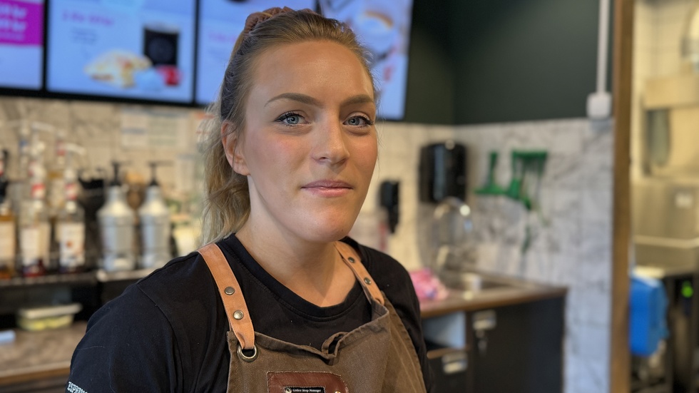 Linnéa Philipsson, platschef på Espresso house i Katrineholm, hade fullt upp på måndagsmorgonen med att försöka städa bort glassplittret och ta hand om sina kunder.