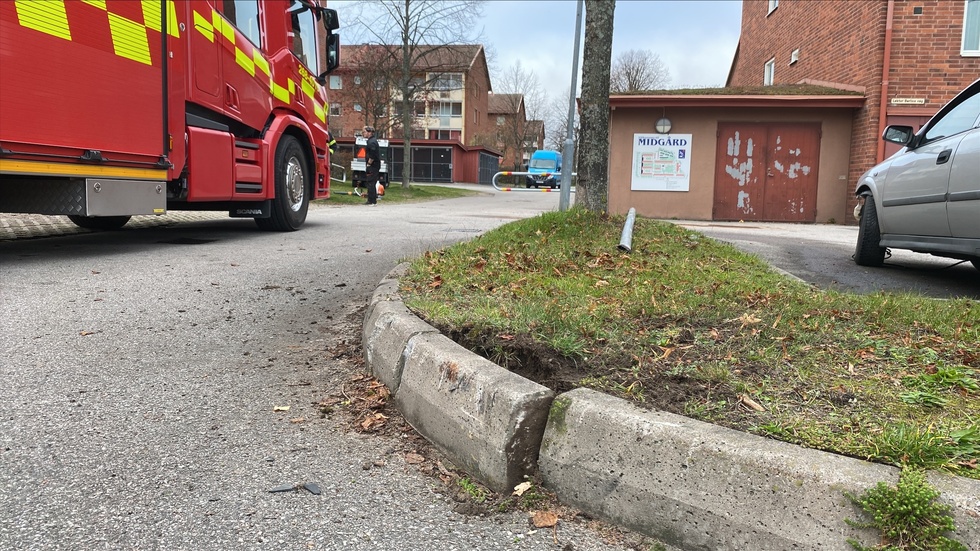 Bilden visar hur bilen kom emot en trottoarkant vid olyckan.