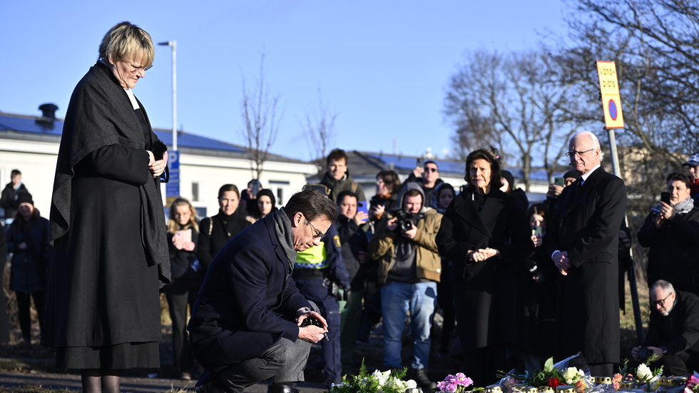 Statsminister Ulf Kristersson (M) med sin fru Birgitta Ed, Kung Carl Gustaf och drottning Silvia besöker minnesplatsen där sörjande placerat ljus och blommor utanför Risbergska skolan dagen efter skolskjutningen där minst 11 personer miste sina liv. På söndagskvällen höll statsministern ett tal till nationen med anledning av händelsen.