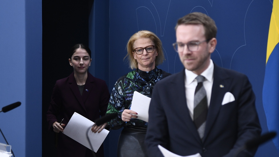 Klimat- och miljöminister Romina Pourmokhtari (L), finansminister Elisabeth Svantesson (M) och infrastruktur- och bostadsminister Andreas Carlson (KD) presenterade beslut om byggstarter för en rad infrastrukturprojekt, inklusive Norrbotniabanan, under en pressträff på tisdagen.
