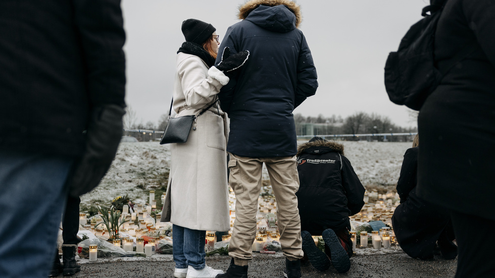 En av eleverna på Risbergska var på minnesplatsen några dagar efter dådet. För TT beskriver han hur han såg flera personer skjutas.