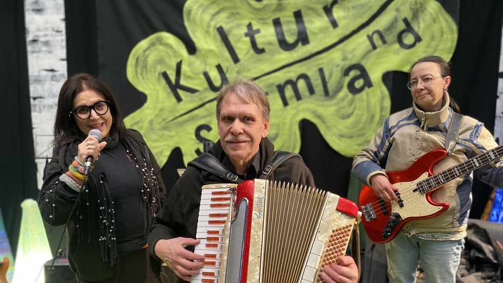 En trio musiker. Från vänster, Jasmin Lar på sång, Kenneth Willgren på dragspel och italienska Tina Muto på bas.
