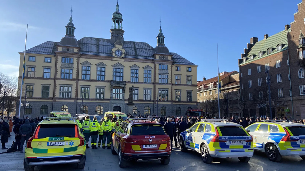 Blåljuspersonal på Fristadstorget.