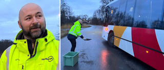 Flera bussar körde av vägen – blixthalka i Linköping