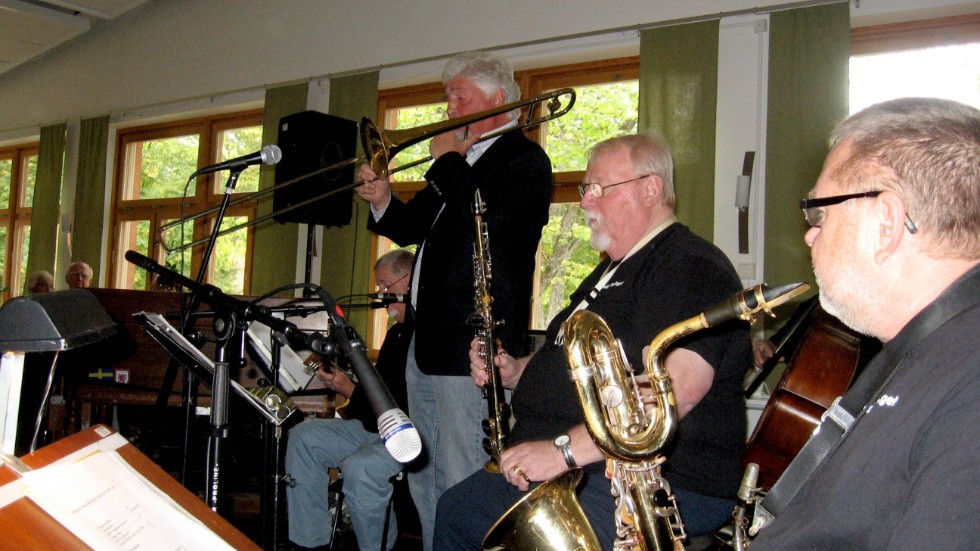 Olle Lind gjorde entré på Måndagsklubben med sina musikaliska inslag, men också med en del uppskattade anekdoter från tiden med Visby Storband.