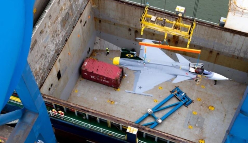 Brasilien har hittills beställt 36 Gripen-plan av Saab. Här levereras ett av planen. 