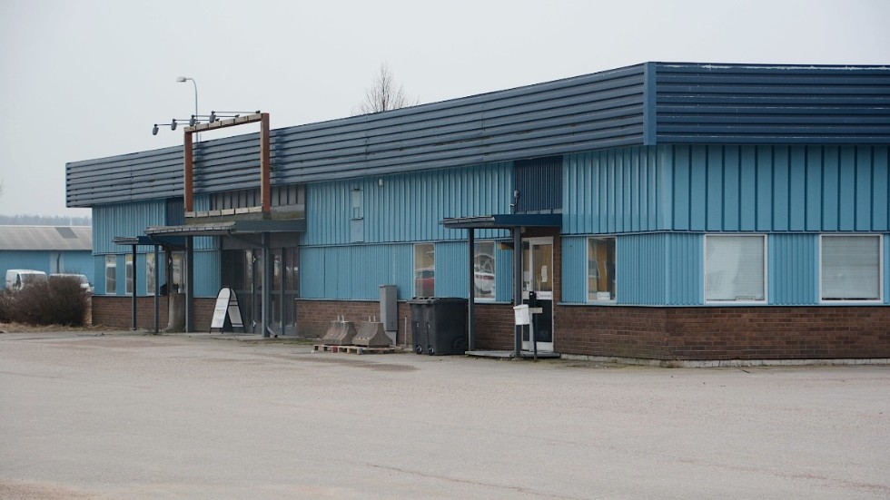 Sen 2007 har kommunen hyrt stora delar av den tidigare VTT-fastigheten på södra industrriområdet i Vimmerby. Man har inte lyckats med avsikten att hyra ut lokalerna i form av företagshotell. Nu vill man säga upp avtalet som går ut om fem år.