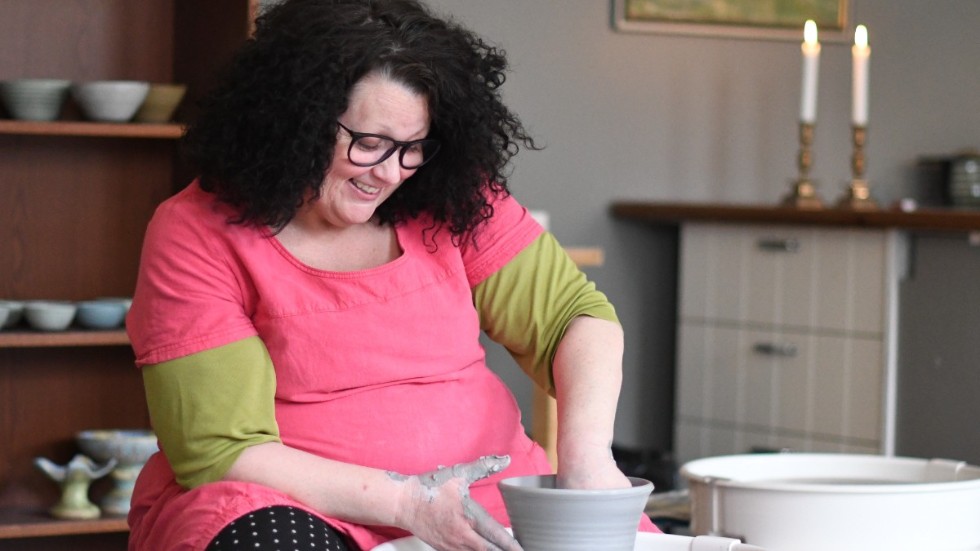 Linda Ulvan tycker att skapandet underlättar möten med människor. Det är lättare att lära känna varandra över en lerklump.