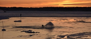 Därför plogar de isen i Södra hamn