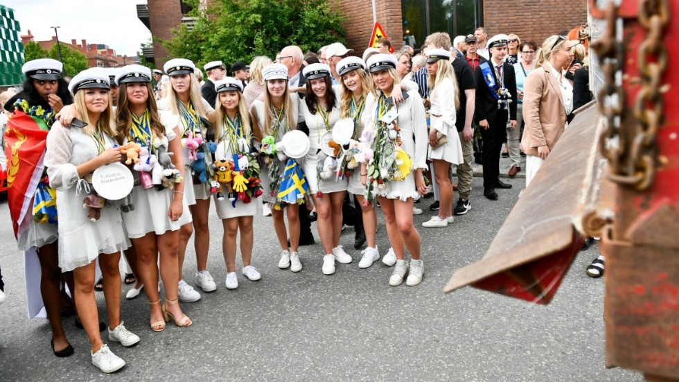 Förväntansfulla studenter från Ekonomiska programmet 3A, på väg att ta sig upp på lastbilsflaket.