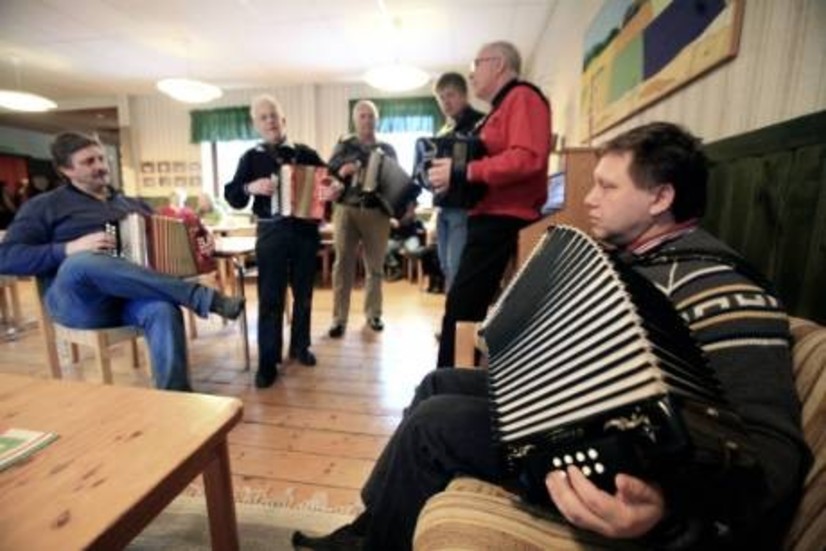 Fraulands vingen. Göran Olsson, Kjell Wallström, John Granström, Jan Edlund, Bertil Pettersson och Ulf Karlenius bjöd på en norsk låt.  FOTO: ROLF JÖNSSON