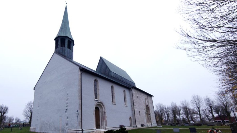 Lau kyrkas stenmur blev påkörd av en bilförare på fredagskvällen.