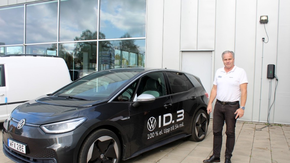 "Nu är det lite tidigt, men jag tror att det kommer påverka att man tänker sig för innan man köper sin bil. Sedan ligger vi redan långt fram i elektrifieringen, elhybrid har ökar markant under året på bekostnad av både diesel och bensin men jag tror att det ökar ännu mer när diesel går upp. Jag hörde att fram till 2030 ska dieseln gå över 30 kronor, då blir det fördelaktigt att åka elbil", säger Kenneth Boman försäljningschef på Engströms Bil.