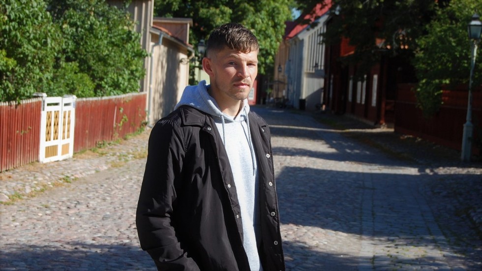 En av Josh Braggs matchrutiner är att ta en promenad genom Gamla Linköping. I dag väntar Assyriska IF på bortaplan.
