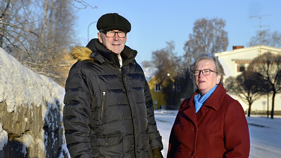 Folktandvården gör som Bilprovningen och Arbetsförmedlingen och ser bara till att hålla minsta möjliga service för att uppfylla lagkraven, menar kommunalråden Leif Nilsson och Anne Jakobsson. 