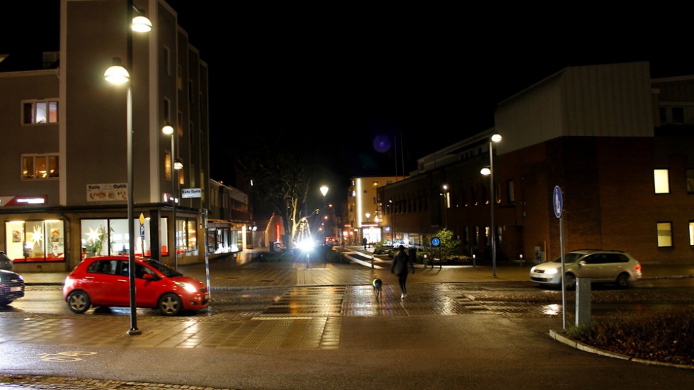 När folk ska gå över gatan stannar trafiken – då kan det bli köer. 