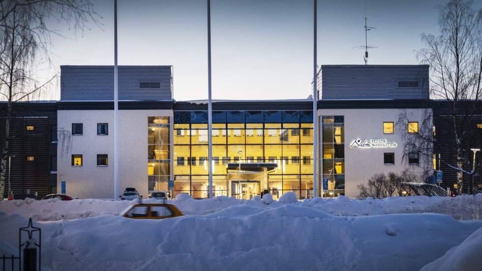 Berglund understryker att beslutet inte har något att göra med den föreslagna omstruktureringen av ledningen i Region Norrbotten. "Det handlar om privata skäl", säger han.