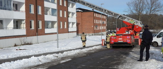 Brinnande blomlåda fick balkong att bolma svart rök