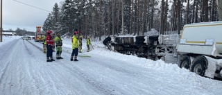 Tankbil välte – väg stängdes av