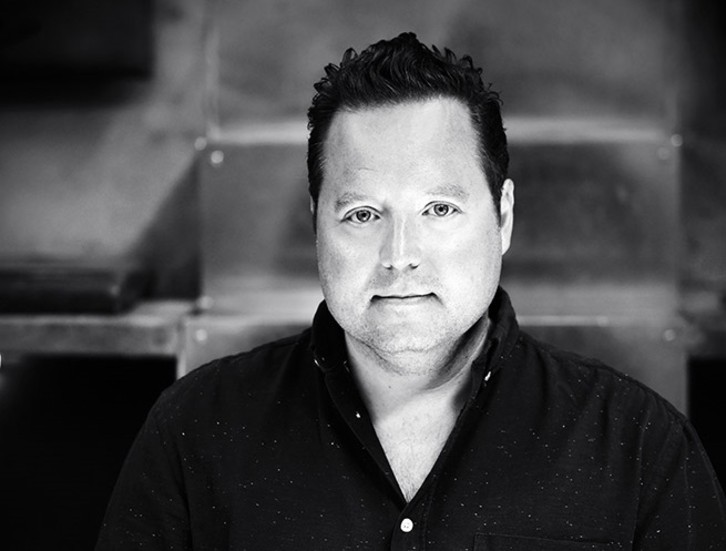 Sebastian Johans (född 1978) är bördig från Åland och bosatt i Uppsala. Han är verksam som kulturskribent och konstkritiker. "Broarna" är hans första bok.