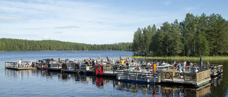 Tätt bland flottarna i byn som nobbar båten